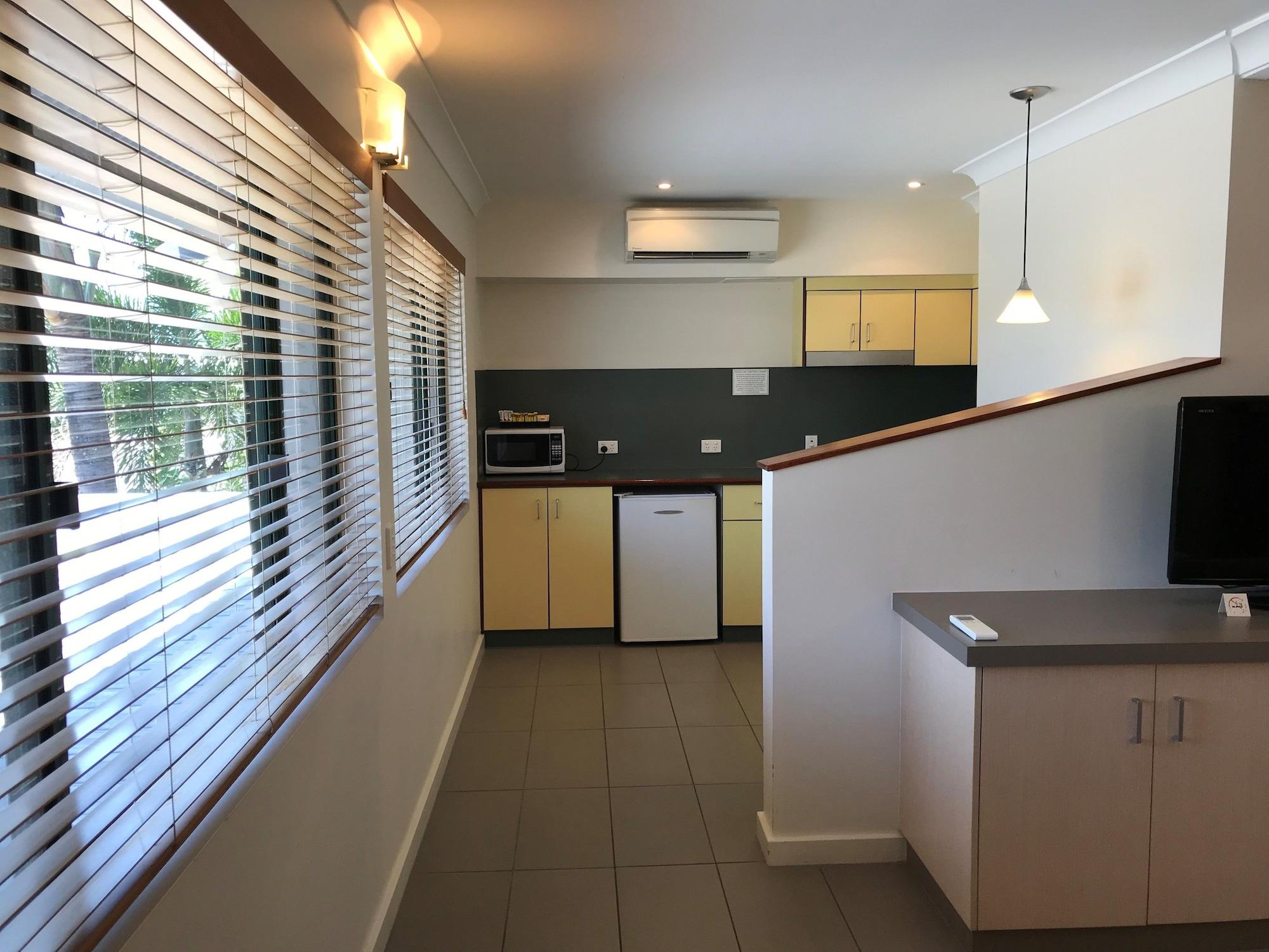 Bay Village Tropical Retreat & Apartments Cairns Exterior photo